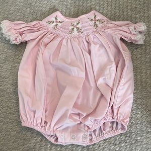 Cross smocked bubble w lace trim